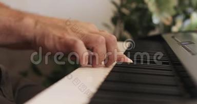 弹钢琴的漂亮男人的手。特写。